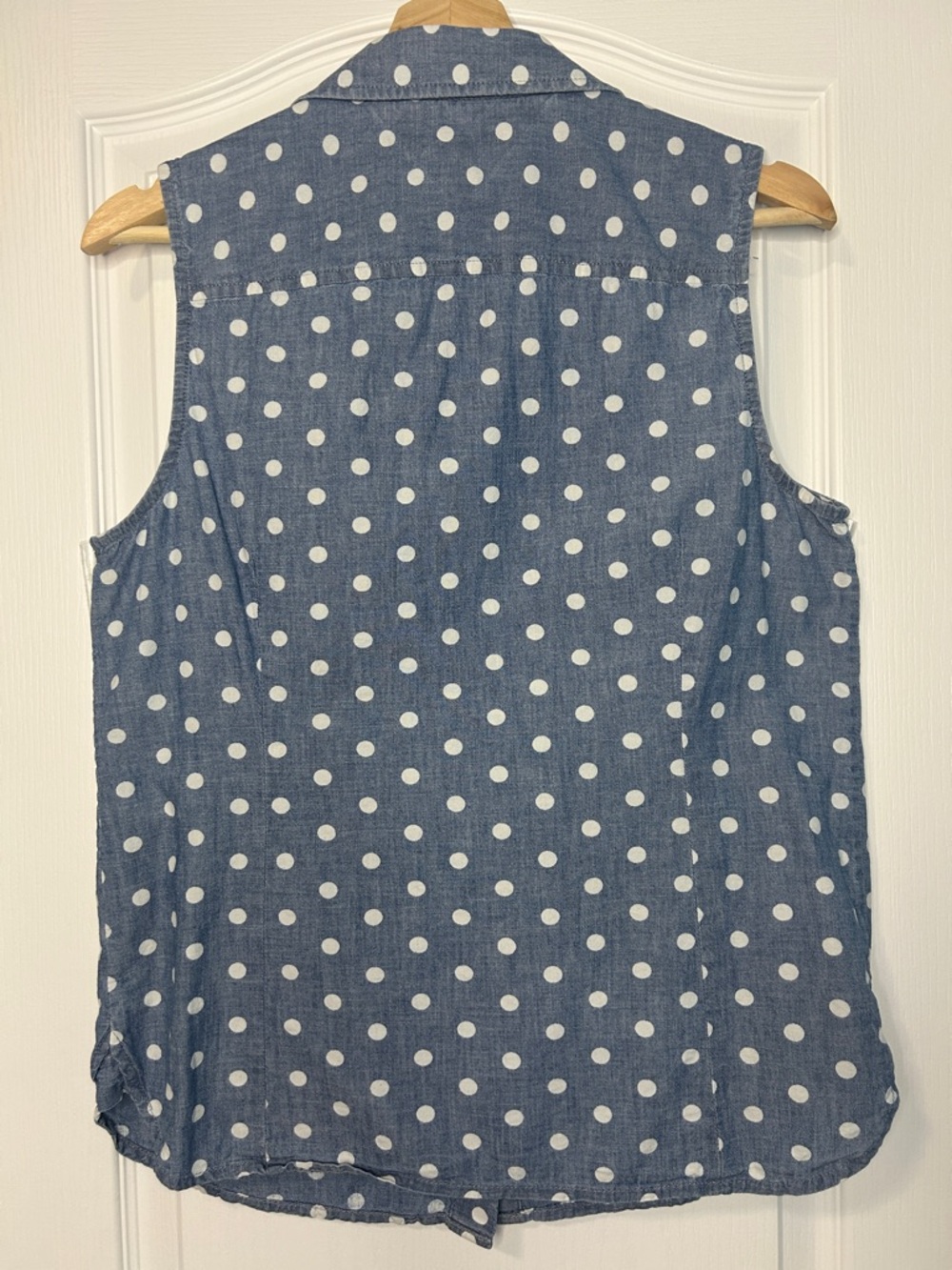 Tommy Hilfiger Top Women’s M Sleeveless Blue Chambray White Polka Dot Button Up - Picture 5 of 10